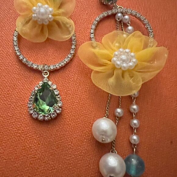 🌼 Betsey Johnson uniquely designed drop dangle mismatched earrings 🌼 - Picture 2 of 6